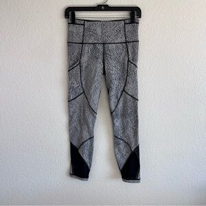 Lululemon Outrun Tight
Power Luxtreme Spray Jacquard White‎ Black / Black